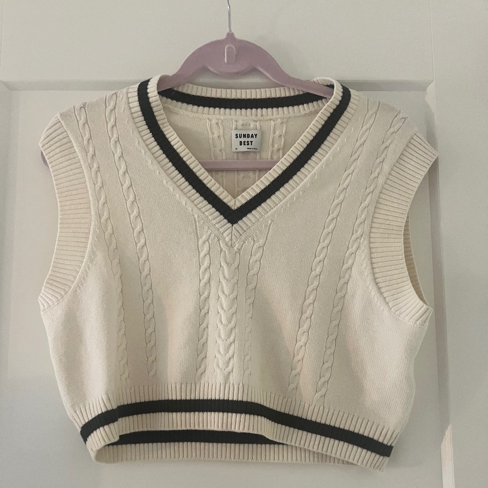 Lightly worn Aritzia Sunday best Vest